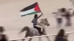 man-rides-horse-with-palestinian-flag-at-bondi-beach-urgent-scene