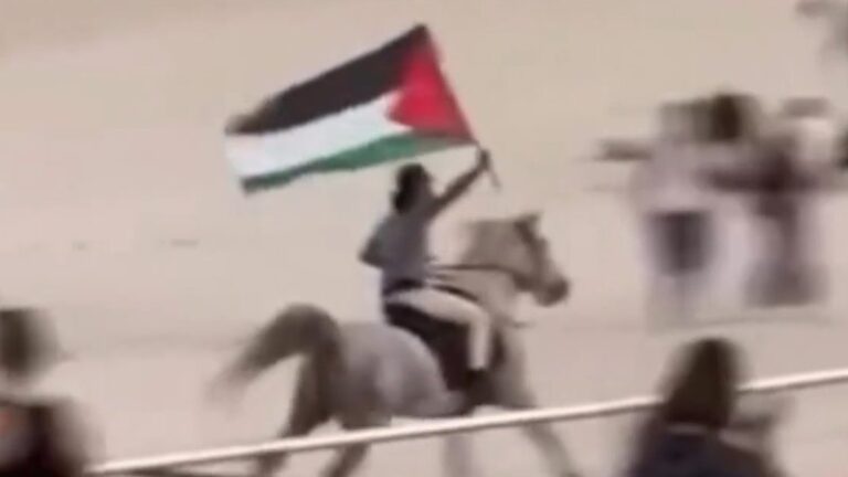 man-rides-horse-with-palestinian-flag-at-bondi-beach-urgent-scene