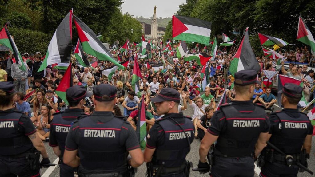 pro-palestinian-demonstrators-disrupt-vuelta-a-espa-a-in-bilbao