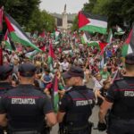 pro-palestinian-demonstrators-disrupt-vuelta-a-espa-a-in-bilbao