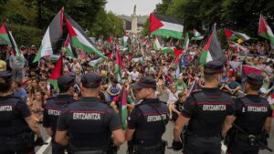 pro-palestinian-demonstrators-disrupt-vuelta-a-espa-a-in-bilbao