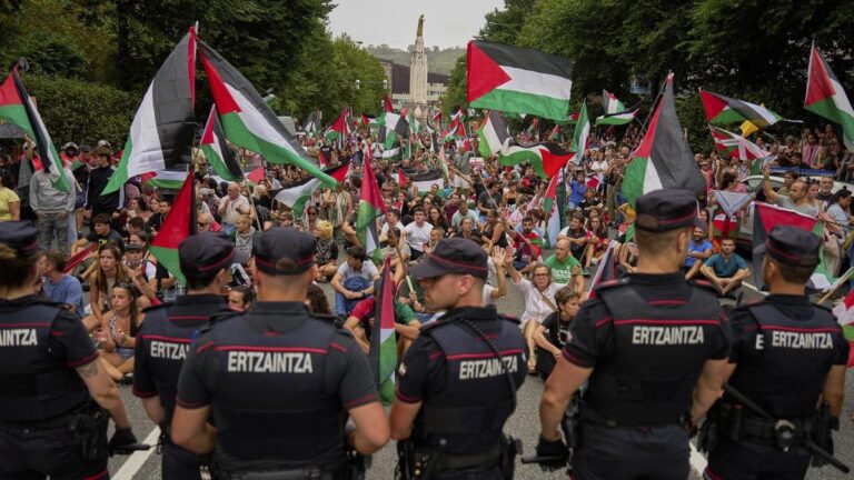 pro-palestinian-demonstrators-disrupt-vuelta-a-espa-a-in-bilbao