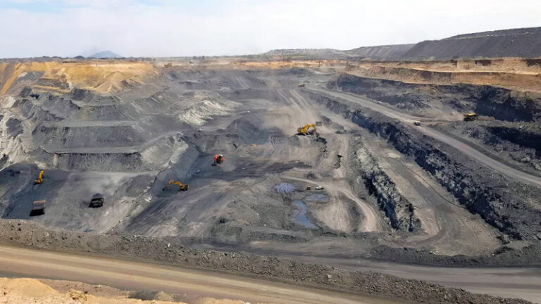 queensland-mining-sector-faces-job-cuts-yet-needs-22-300-workers