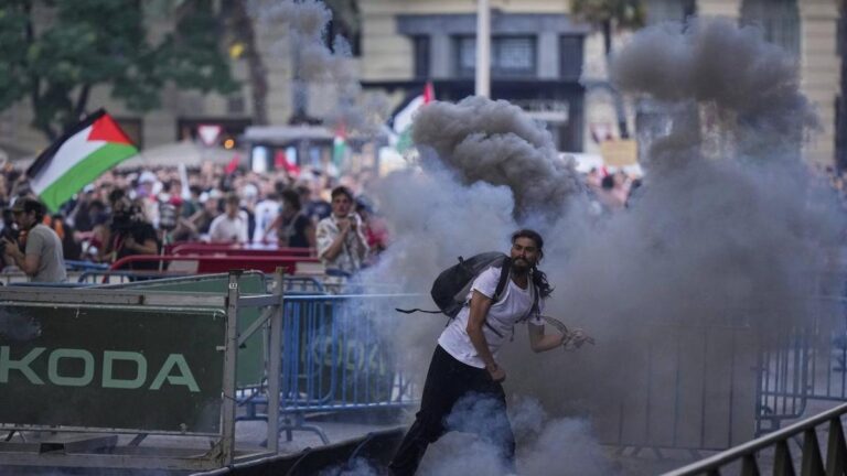 spanish-pm-demands-israel-ban-from-sports-following-vuelta-chaos