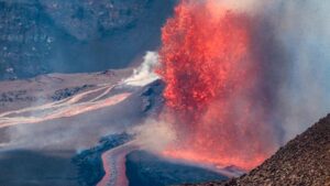 spinning-volnado-captured-over-kilauea-s-lava-fountains