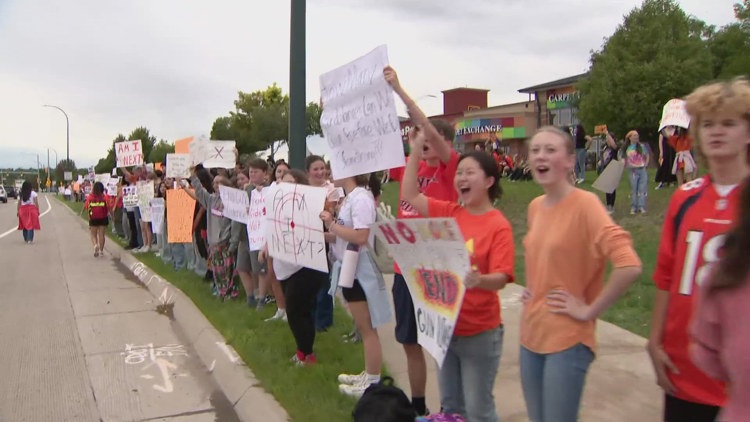 students-in-jefferson-county-walk-out-against-gun-violence-today
