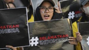 students-stage-picnic-protest-outside-indonesian-parliament