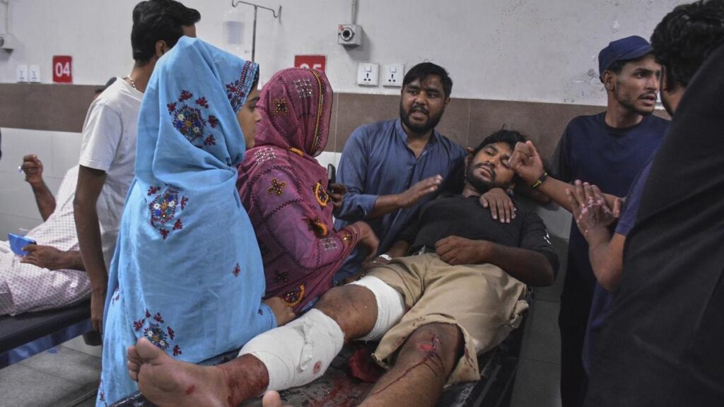 suicide-bomber-targets-rally-in-pakistan-13-dead-30-injured