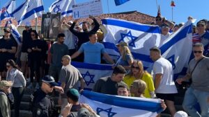 tense-stand-off-at-bondi-beach-as-pro-israel-and-palestine-groups-clash