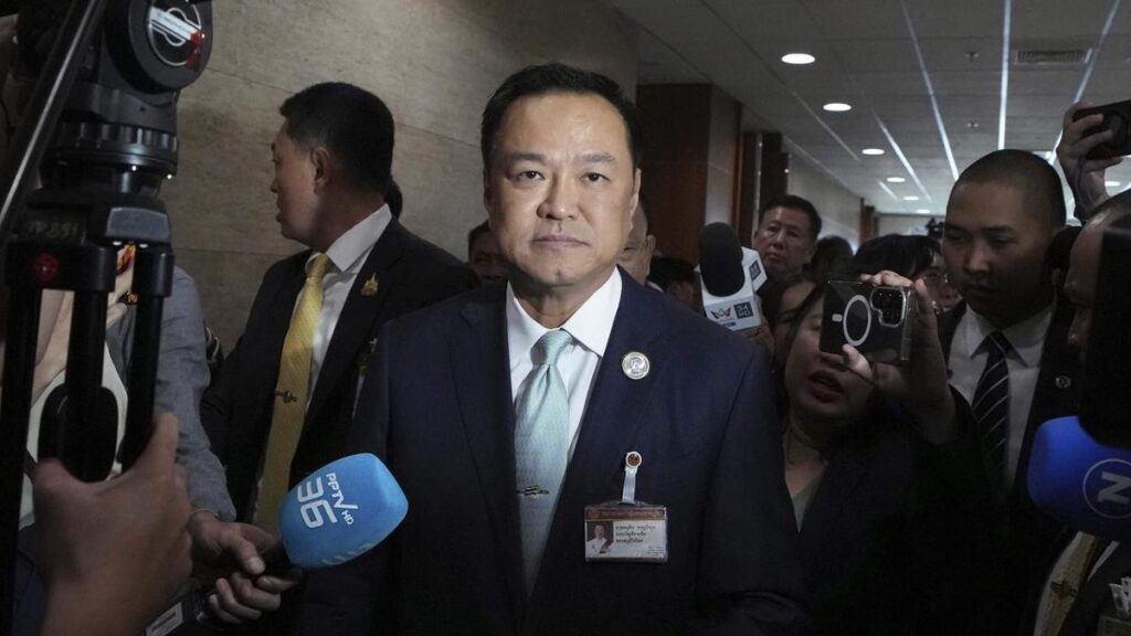 thai-ruling-party-calls-for-election-amid-political-turmoil