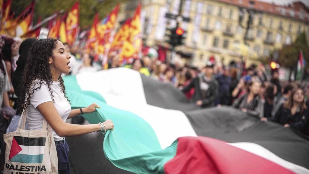 thousands-strike-in-italy-to-support-gaza-amid-humanitarian-crisis