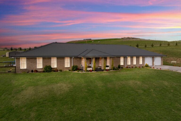 urgent-expansive-8-bedroom-homestead-hits-market-near-blayney