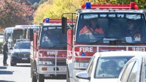 urgent-firefighters-battle-blaze-in-kangaroo-flat-traffic-slows