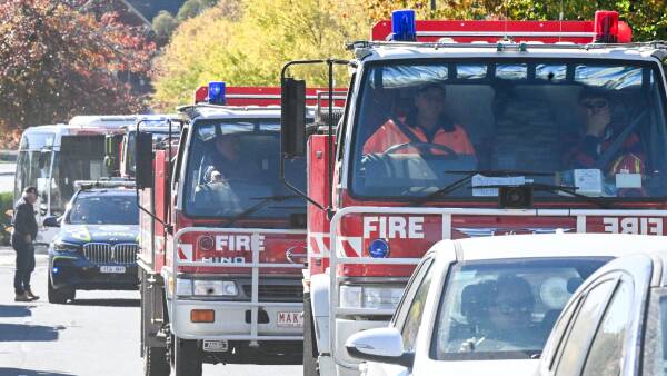 urgent-firefighters-battle-blaze-in-kangaroo-flat-traffic-slows