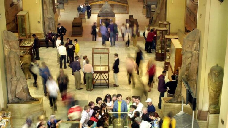 urgent-four-arrested-in-heist-of-3-000-year-old-egyptian-bracelet