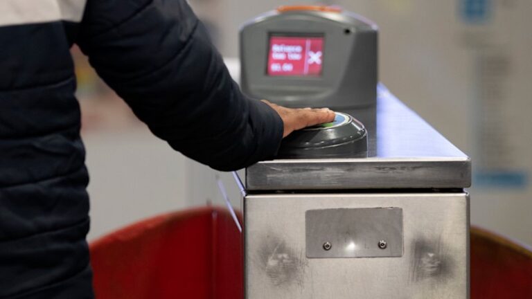 urgent-opal-outage-disrupts-sydney-train-stations-card-payments-halted