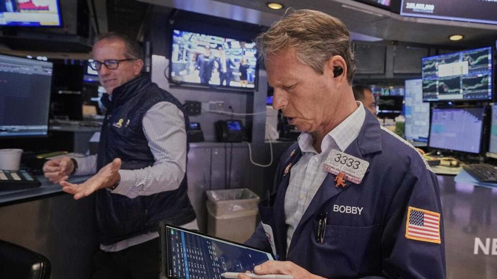 wall-street-dips-as-us-government-shutdown-threatens-data-release