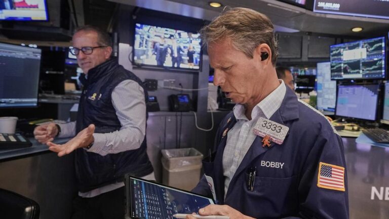 wall-street-dips-as-us-government-shutdown-threatens-data-release