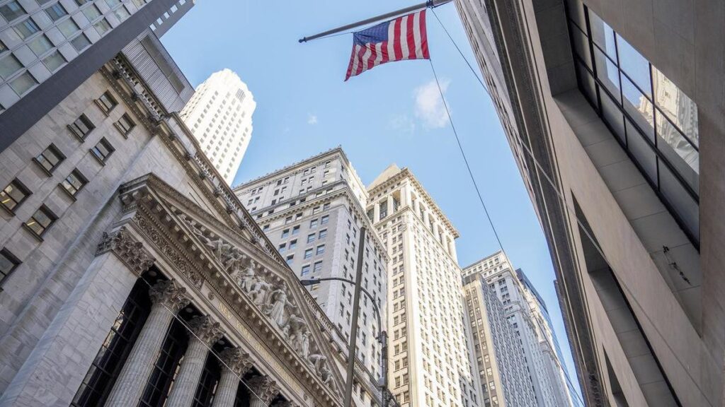 wall-street-plummets-key-indexes-hit-one-week-low-amid-rate-fears