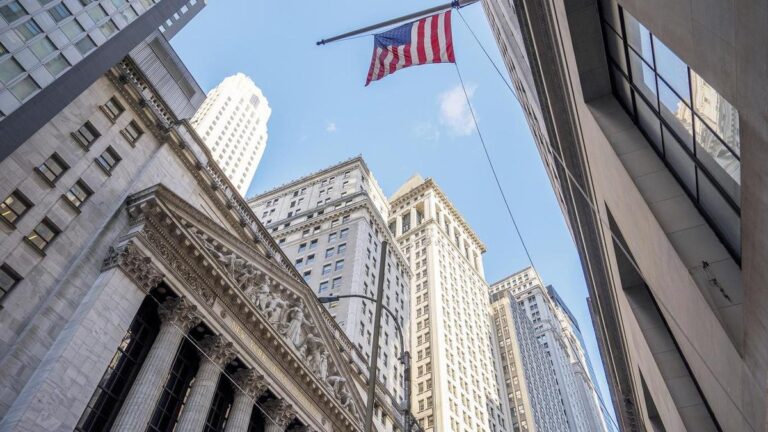 wall-street-plummets-key-indexes-hit-one-week-low-amid-rate-fears
