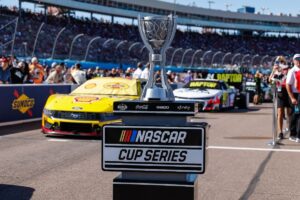 12-drivers-compete-for-nascar-cup-at-phoenix-championship-weekend