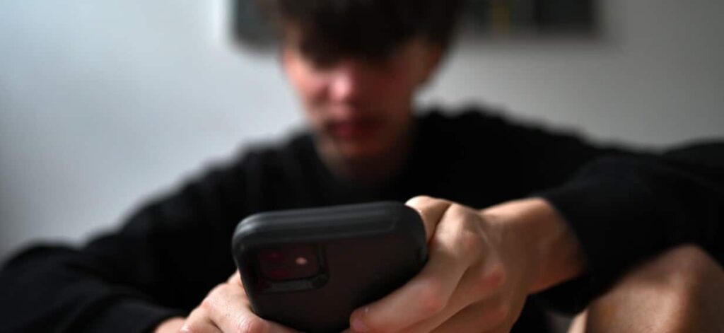 australians-debate-safety-vs-privacy-in-location-tracking-apps