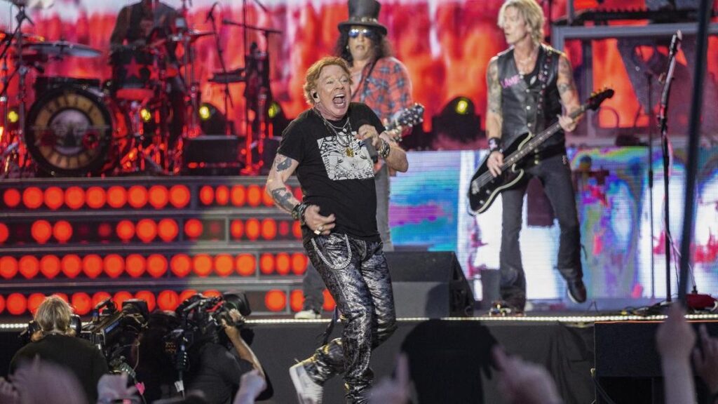 axl-rose-disrupts-performance-kicks-drummer-s-kit-in-buenos-aires