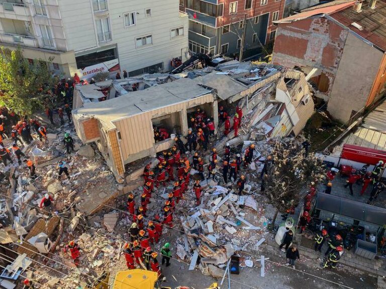 gebze-building-collapse-claims-two-lives-three-trapped