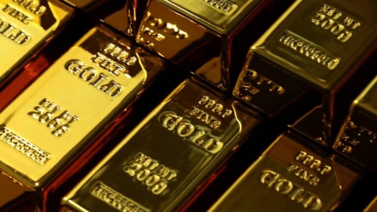 gold-prices-surge-to-record-highs-australians-sell-jewelry-now