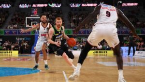 hawks-suffer-devastating-40-point-defeat-to-phoenix-fall-to-1-4