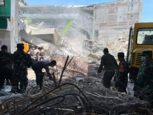 indonesian-school-collapse-claims-37-lives-rescue-efforts-ongoing