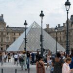 louvre-museum-closes-following-robbery-investigation-underway