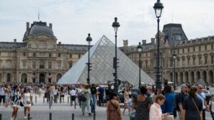louvre-museum-closes-following-robbery-investigation-underway