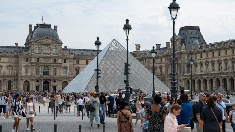 louvre-museum-closes-following-robbery-investigation-underway
