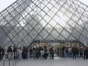 louvre-reopens-after-a157-million-jewel-heist-sparks-outcry