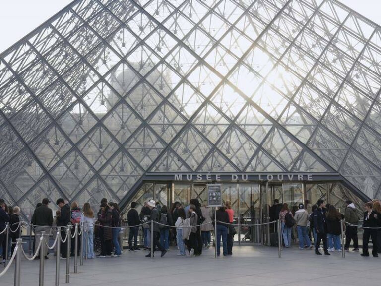 louvre-reopens-after-a157-million-jewel-heist-sparks-outcry