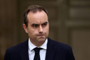 macron-faces-urgent-pressure-to-resign-amid-political-crisis