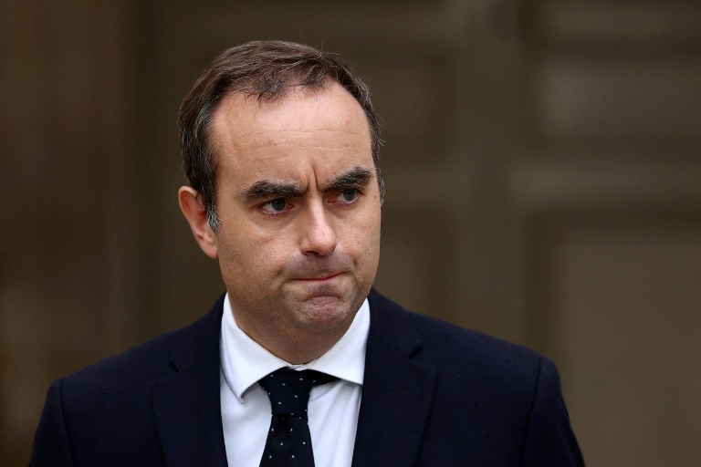 macron-faces-urgent-pressure-to-resign-amid-political-crisis