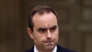 macron-urges-outgoing-pm-to-hold-urgent-talks-amid-crisis