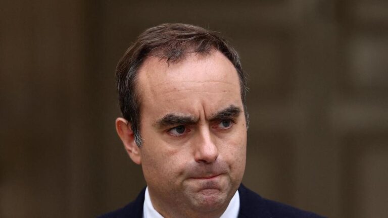 macron-urges-outgoing-pm-to-hold-urgent-talks-amid-crisis