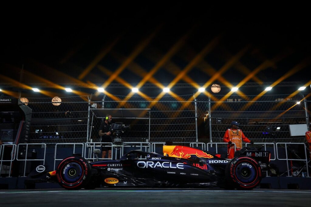 oscar-piastri-dominates-friday-practice-as-verstappen-chases
