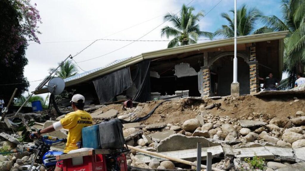 powerful-quakes-in-philippines-leave-seven-dead-prompt-evacuations