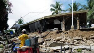 powerful-quakes-in-philippines-leave-seven-dead-prompt-evacuations