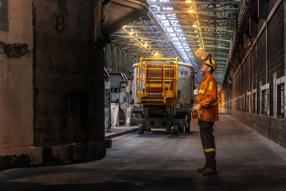 rio-tinto-negotiates-urgently-to-save-australia-s-largest-aluminium-smelter