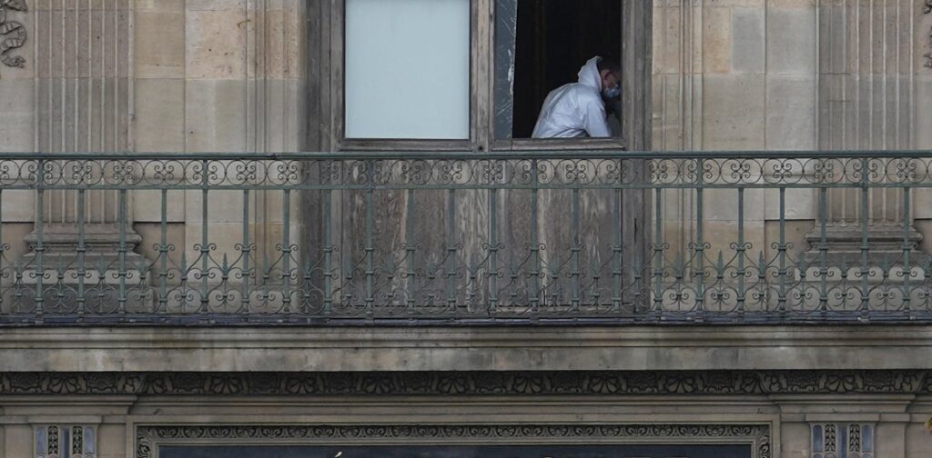 thieves-steal-france-s-royal-jewels-in-louvre-heist