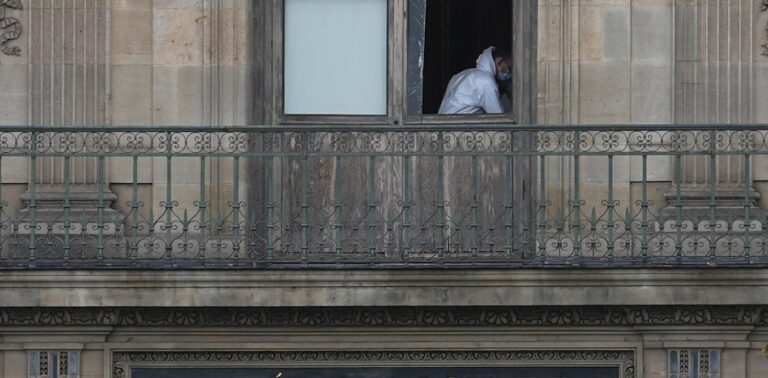 thieves-steal-france-s-royal-jewels-in-louvre-heist