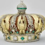 thieves-steal-priceless-jewelry-from-louvre-in-bold-heist