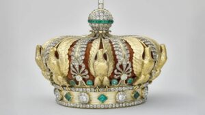 thieves-steal-priceless-jewelry-from-louvre-in-bold-heist