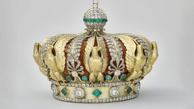 thieves-steal-priceless-jewelry-from-louvre-in-bold-heist