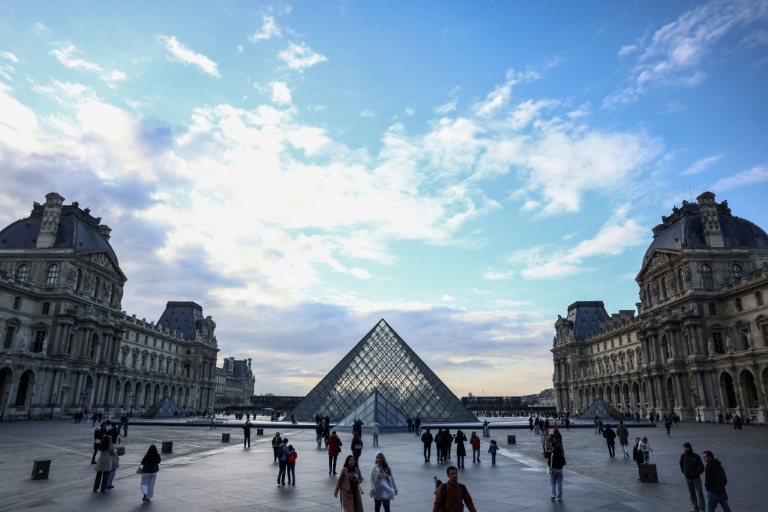 thieves-strike-louvre-in-daylight-heist-crown-jewels-stolen